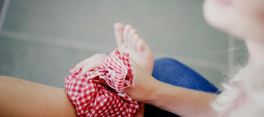 Chladivé a hřejivé obklady: Kdy chladit či hřát pro úlevu od bolesti